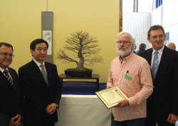 Udo Fischer nimmt Preis von Generalkonsul Junichi Kosuge